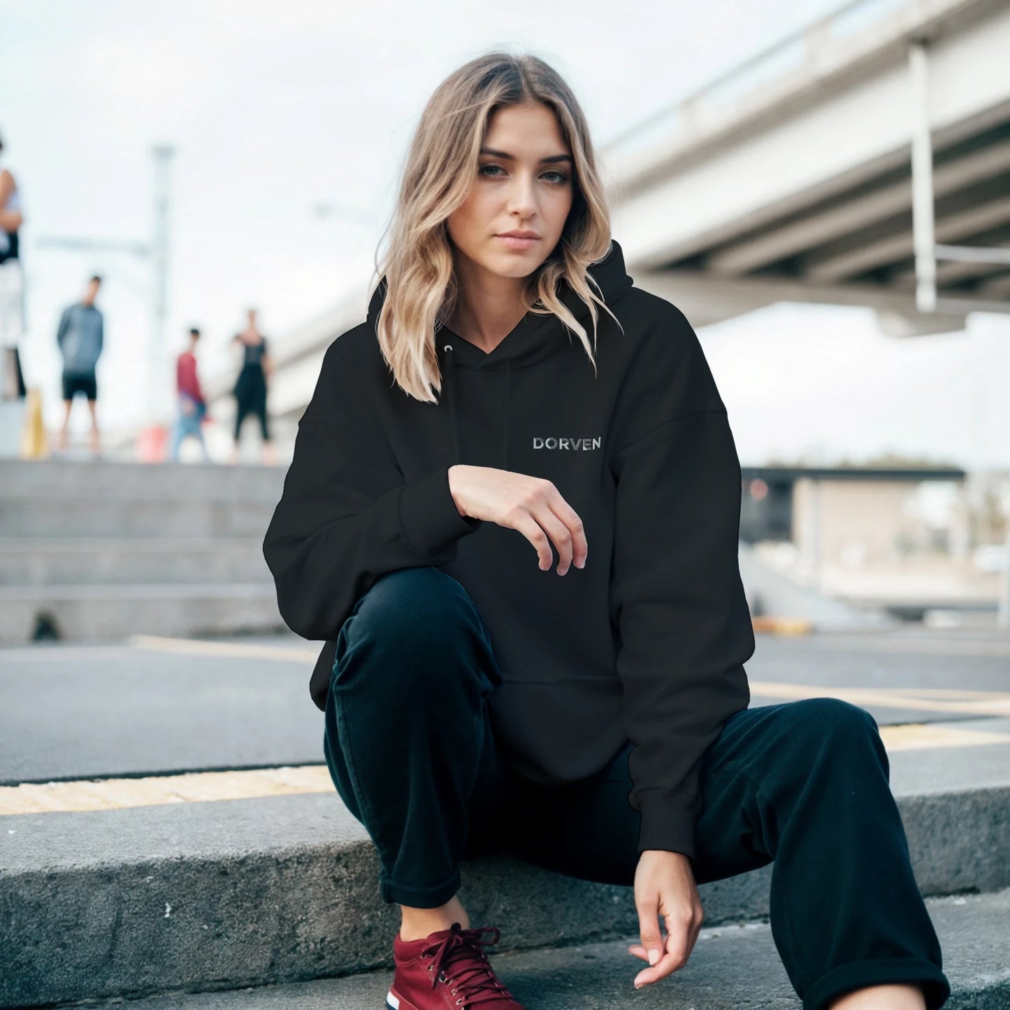 DORVEN Signature Hoodie Schwarz – Trageansicht