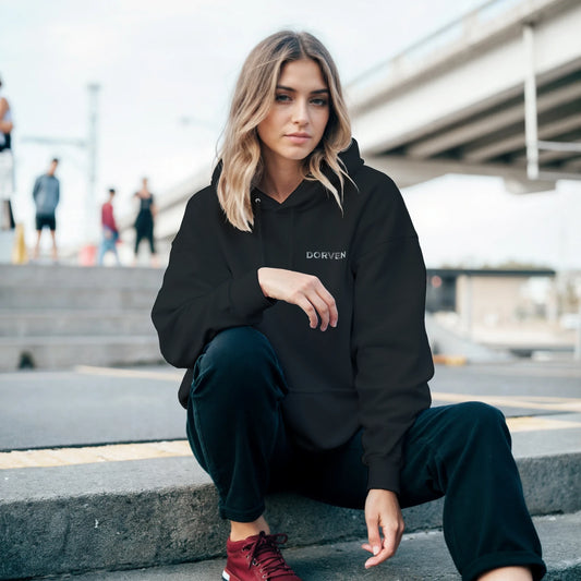 DORVEN Signature Hoodie Schwarz – Trageansicht