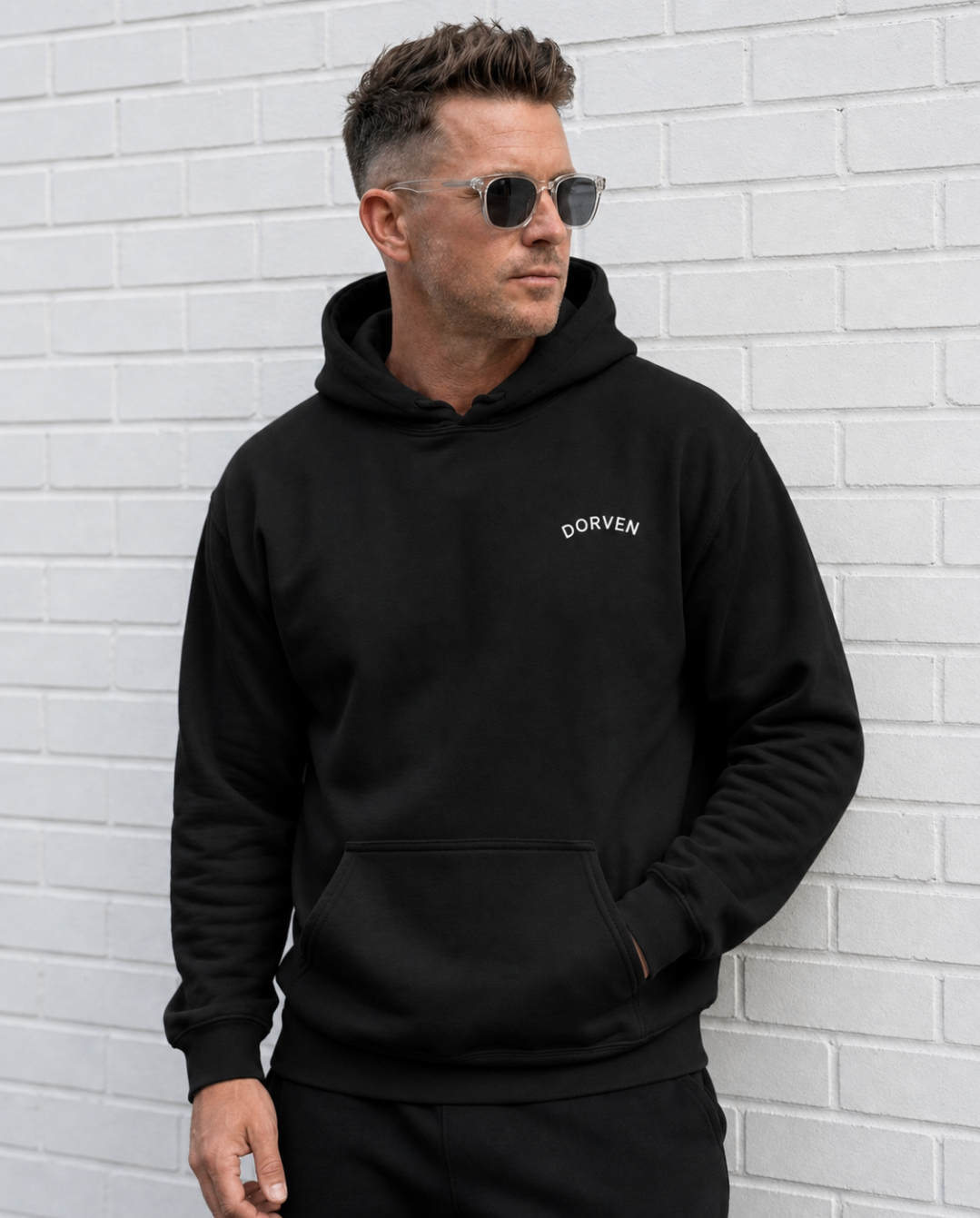 DORVEN Arc Hoodie Schwarz – Trageansicht vorne