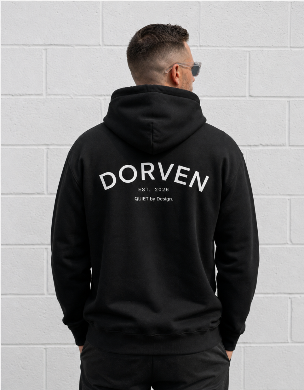 DORVEN Arc Hoodie Schwarz – Rückenprint Trageansicht