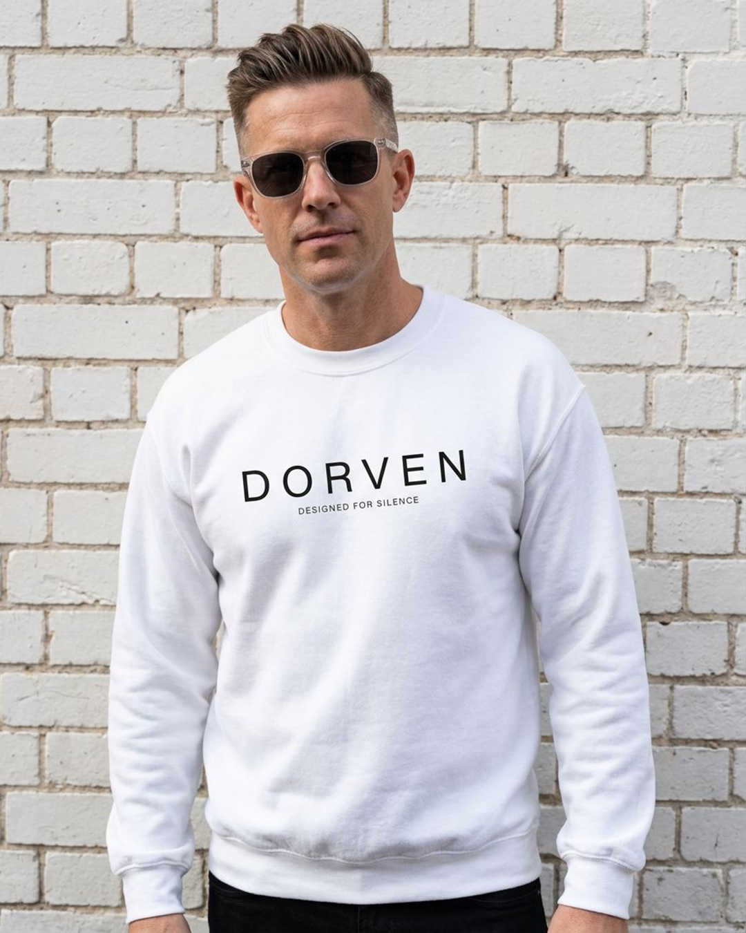 DORVEN Essential Crewneck Weiß – Trageansicht