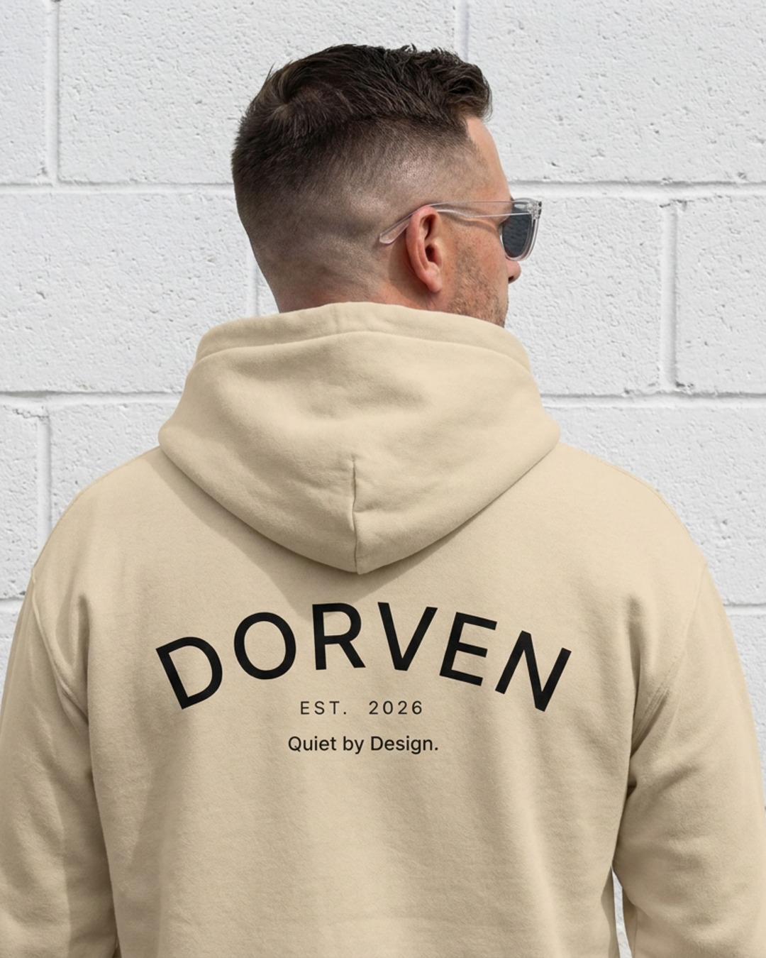 DORVEN Arc Hoodie Sand – Rückenprint Trageansicht