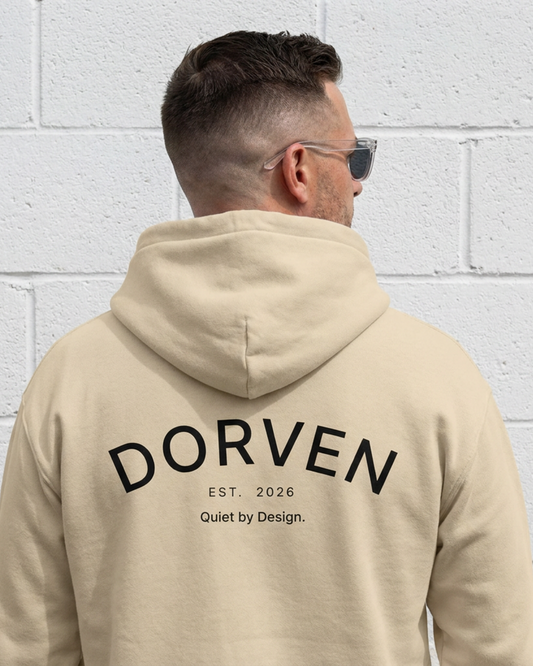 DORVEN Arc Hoodie Sand – Rückenprint Trageansicht