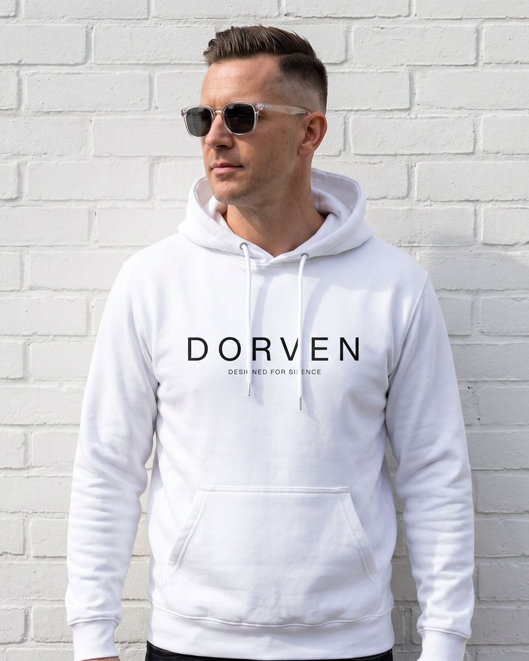 DORVEN Signature Hoodie Weiß – Trageansicht