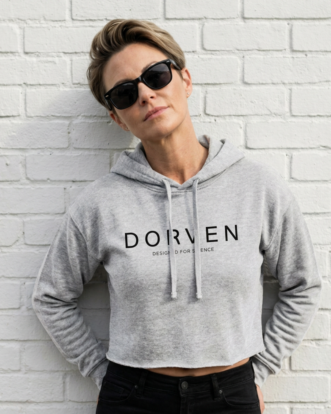 DORVEN Cropped Hoodie Damen Grau – Trageansicht seitlich