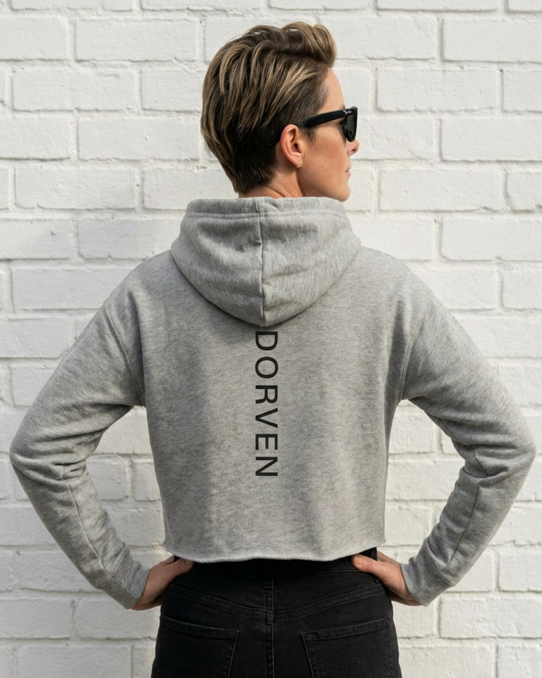 DORVEN Cropped Hoodie Damen Grau – Rückenprint Trageansicht