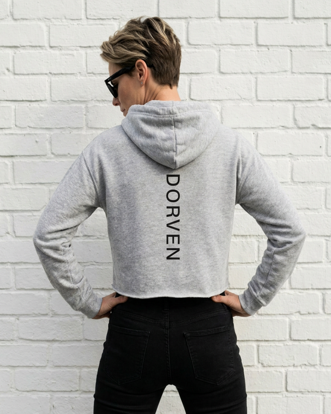 DORVEN Cropped Hoodie Damen Weiß – Rückenprint Trageansicht