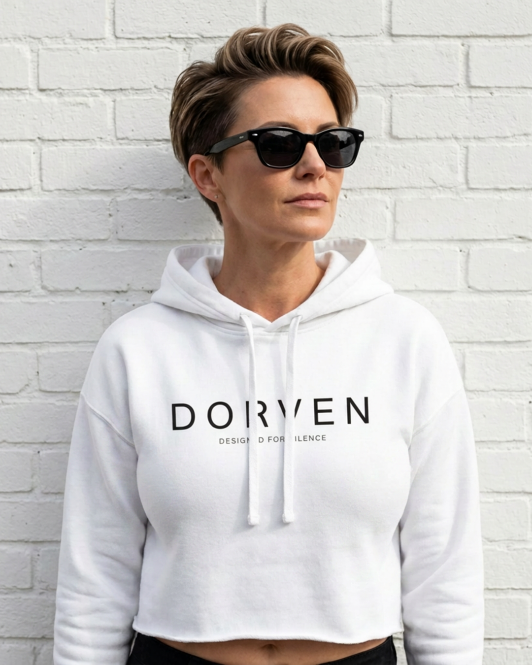 DORVEN Cropped Hoodie Damen Weiß – Trageansicht vorne