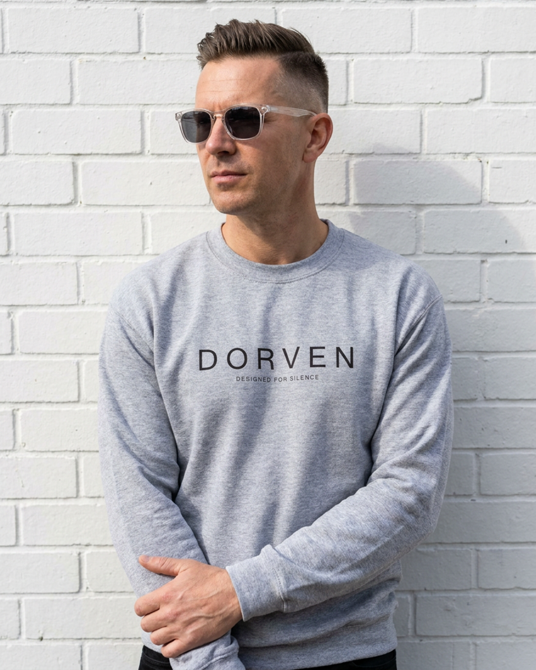 DORVEN Essential Crewneck Grau – Trageansicht