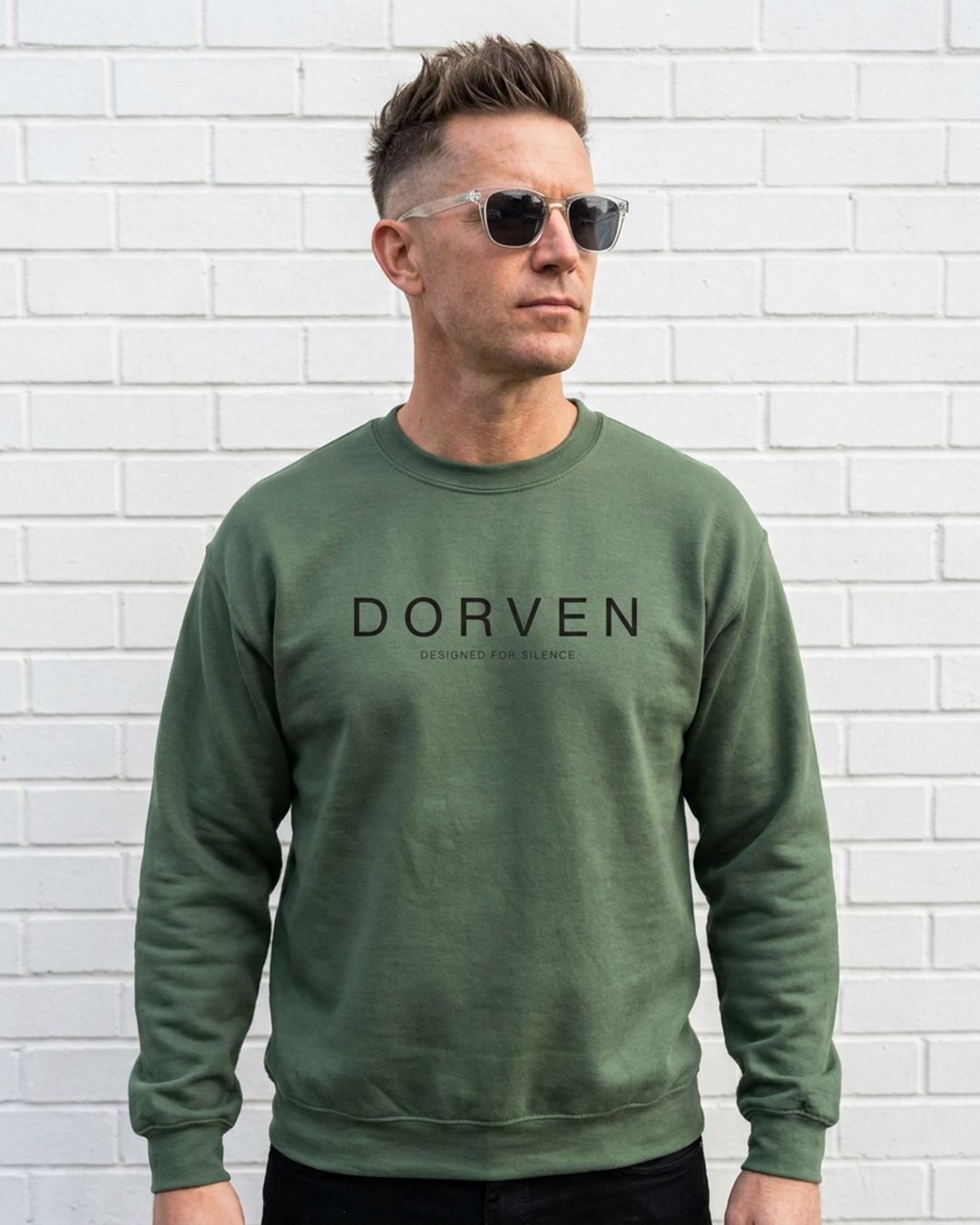 DORVEN Essential Crewneck Military Green – Trageansicht