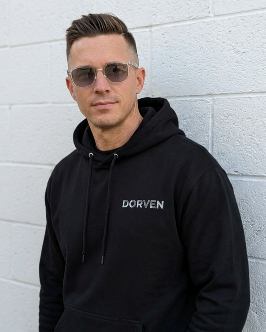 DORVEN Signature Hoodie Schwarz – Trageansicht vorne
